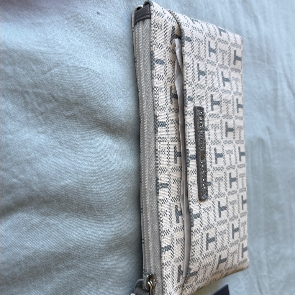 Tommy Hilfiger White & Gray Logo Print Wristlet - Picture 4 of 6